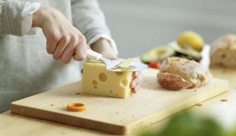 Нож Fiskars 1016129 стальной для сыра белый/оранжевый