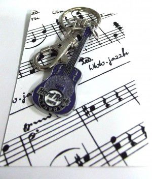 Музыкальный сувенир Брелок для ключей ЭлГитара Hard Rock Cafe 6 см метал+эмаль (цвет розовый,сиреневый)