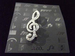 Музыкальный сувенир Брошь Скрипичный ключ 3,5смв стразах Цвет: золото,серебро