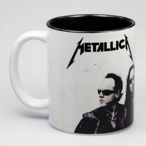 Музыкальный сувенир Кружка Metallica ( группа в очках и в косухах ч/б )