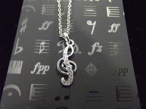 Музыкальный сувенир Кулон Скрипичный ключ 2,2см стразы по среднлинии Цвет: серебро