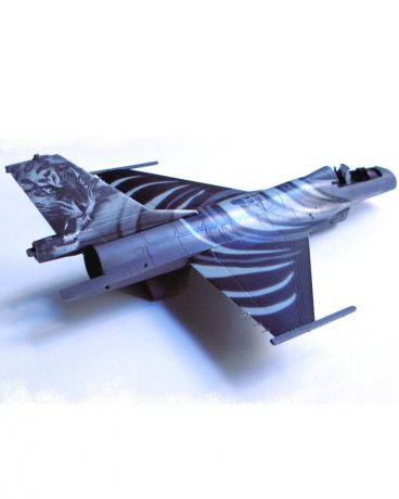 Revell военный самолет F-16 Mlu Tigermeet 2009 (1/72)