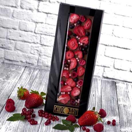Молочный шоколад ручной работы Chocoart 35% с добавлением ягод и клубничных крисп (100 г)