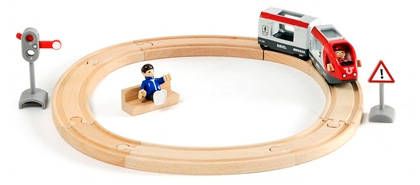 Игровой набор «Ж/Д со светофором и поездом» Brio