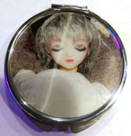 Сувенир АКМ Зеркало плоское d=7см Кукла с пепельно-зелеными волосами