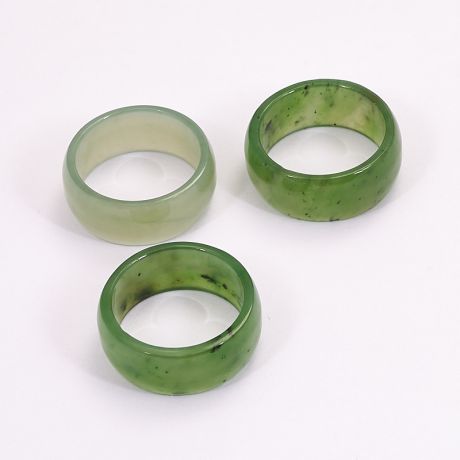 Кольцо нефрит зеленый (цельное) размер 17