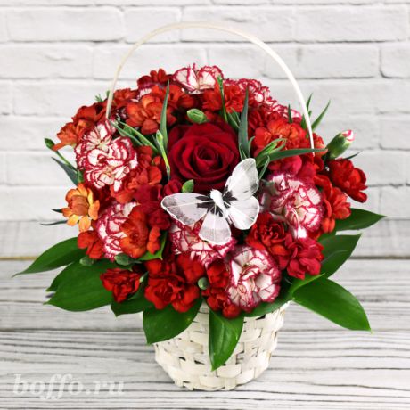 Подарочная композиция из цветов "Комплимент с розой и бабочкой" в корзине