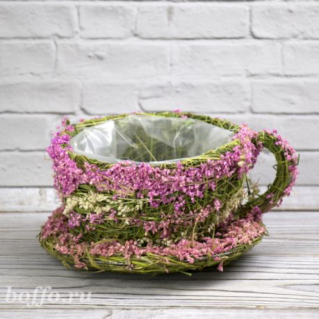 Корзина плетеная в виде чашки для композиции цветов (розовые цветы)