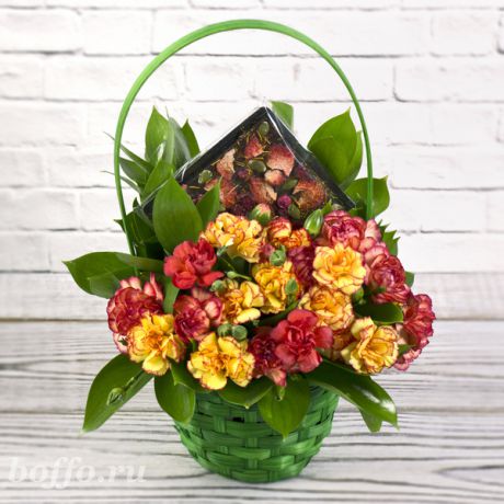Подарочная композиция из цветов "Комплимент с шоколадом" в корзине