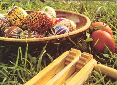 Открытка "Пасха". Корзина с яйцами в траве. Чехия, вторая половина ХХ века