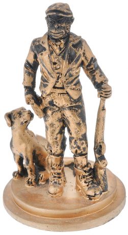 Фигурка декоративная "Обезьяна-охотник с собакой", цвет: бронзовый, 7,4 х 7,4 х 12,2 см