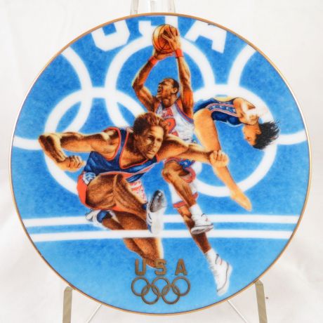 Декоративная коллекционная тарелка "Олимпийская Команда США по Лёгкой Атлетике на Олимпиаде в Атланте 1996", Фарфор, деколь, золочение. США, Avon Products, Inc., 1996.