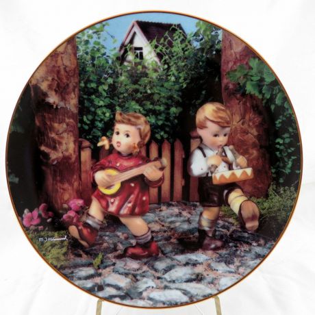 Декоративная коллекционная тарелка "Маленькие Компаньоны: Небольшой Парад". Фарфор, деколь. США, Danbury Mint, Берта Хуммель (Hummel), 1990