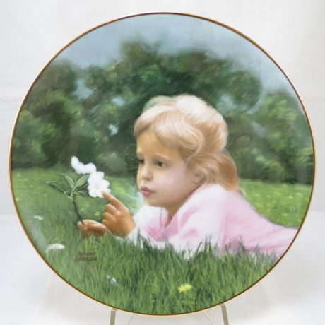 Декоративная тарелка "Маленькие девочки: Время цветения яблони". Фарфор, деколь, золочение. США, Pemberton & Oakes, Роберт Андерсон, 1987