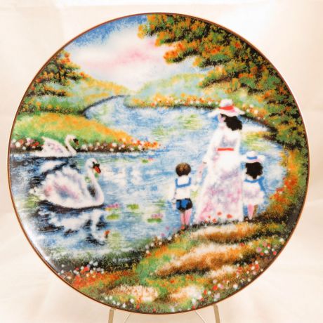 Декоративная тарелка "Впечатления минувших лет: Лебеди". Фарфор, деколь, золочение. США, Royal Cornwall, Доминик Минголла, 1982