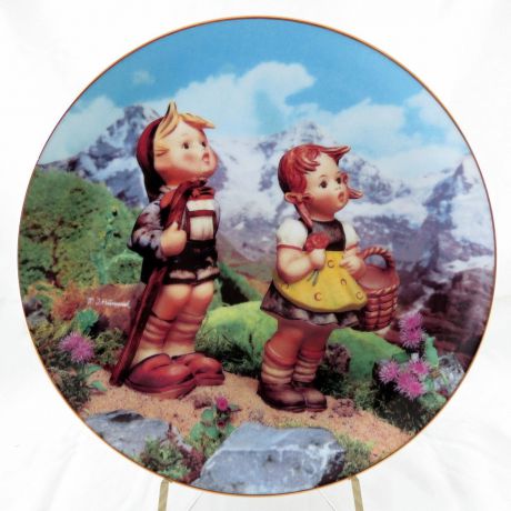 Декоративная коллекционная тарелка "Маленькие Компаньоны: Маленькие Исследователи". Фарфор, деколь. США, Danbury Mint, Берта Хуммель (Hummel), 1990