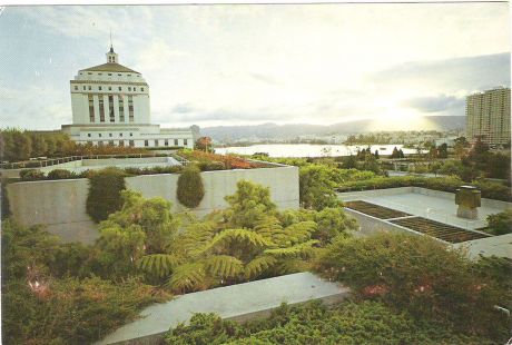 Почтовая открытка "View at Dawn, Oakland Museum and Gardens". США, конец ХХ века