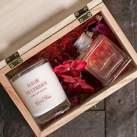 Подарочный набор Les Lumieres du Temps Цветок вишни: аромадиффузор, 50 мл + ароматическая восковая свеча, 90 г + тростниковые палочки