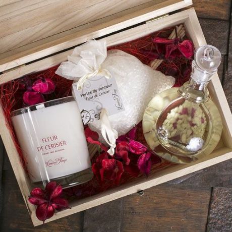 Подарочный набор Les Lumieres du Temps Цветок вишни: аромадиффузор, 200 мл + ароматическая восковая свеча, 180 г + тростниковые палочки + мешочек из органзы с ароматизированными гранулами (саше)