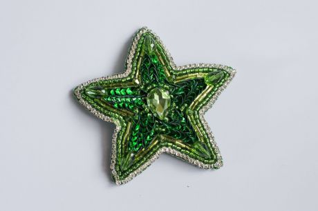 Брошь бижутерная Vivacase Lucky Star, Натуральная кожа, Бисер, Стразы, зеленый