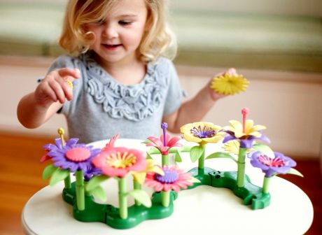 Развивающая игрушка BeeZee Toys Креативный развивающий конструктор игра Цветочный сад, 86 деталей