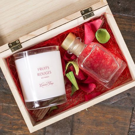 Подарочный набор Les Lumieres du Temps Красные ягоды: аромадиффузор, 100 мл + ароматическая восковая свеча, 180 г + тростниковые палочки