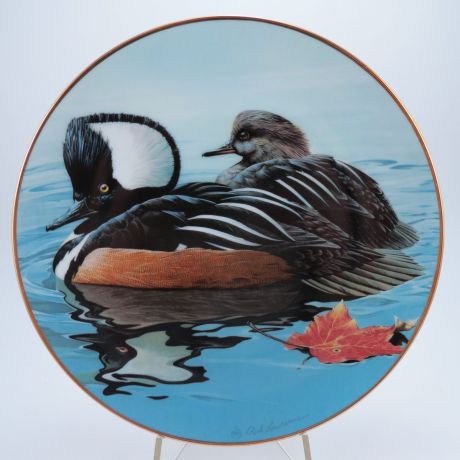 Декоративная тарелка "Американские Водоплавающие Птицы: Хохлатые крохали". Фарфор, деколь, золочение. США, The Hamilton Collection, Род Лоуренс, 1988