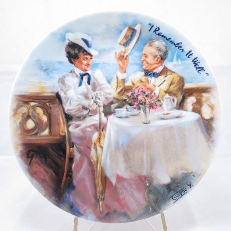 Декоративная коллекционная тарелка "Мюзикл Жижи: Я хорошо это помню". Фарфор, деколь. Limoges, Франция, Жан Клод Гидоу, 1986