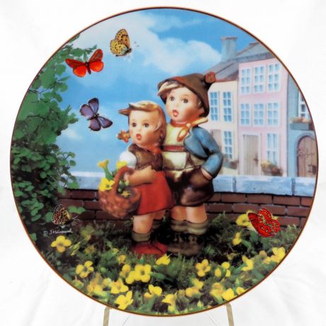 Декоративная тарелка Danbury Mint Декоративная коллекционная тарелка "Маленькие Компаньоны: Сюрприз". Фарфор, деколь. США, Берта Хуммель (Hummel), 1990