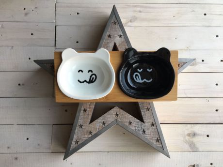 Миска для животных Pug & Pets Керамическая миска на бамбуковой подставке для кошек и собак "Обжорка", две миски по 400 мл