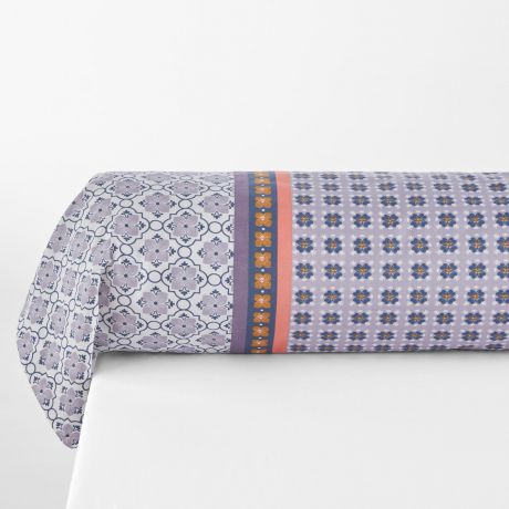 Наволочка на подушку-валик с рисунком AMELIA