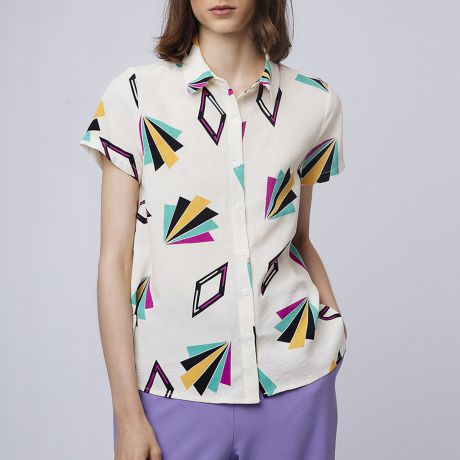 Блузка с графическим рисунком и короткими рукавами