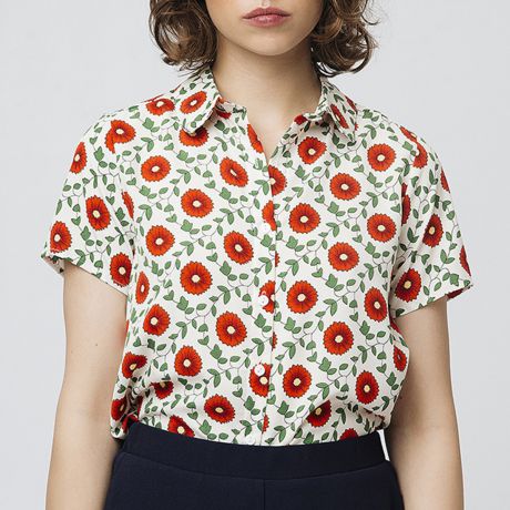 Блузка с цветочным рисунком и короткими рукавами