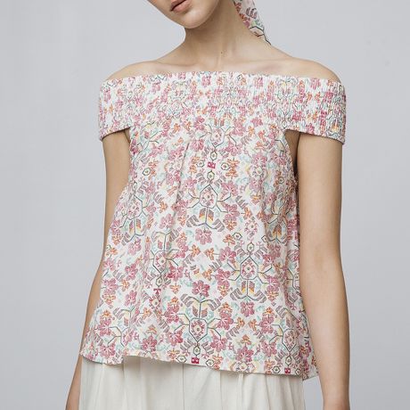 Блузка с открытыми плечами и стилизованным рисунком
