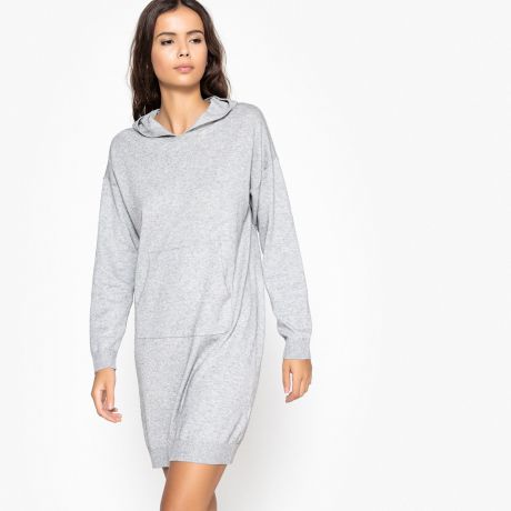 Платье-пуловер однотонное с капюшоном и карманами спереди