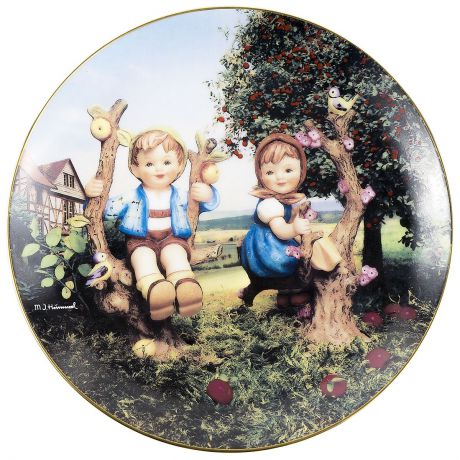 Декоративная тарелка Goebel "Мальчик и девочка на яблоне". Фарфор, деколь, золочение. Швейцария, вторая половина ХХ века