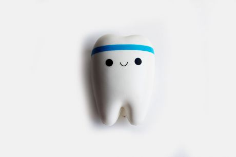 Игрушка антистресс ТОТЕМ Squishy зуб с полосой голубой, белый