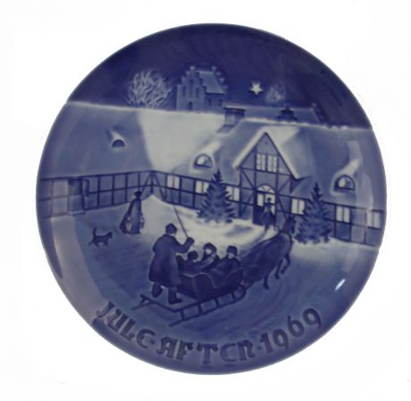 Декоративная тарелка "Встреча гостей" из серии "Рождество" 1969 г. Фарфор, подглазурная ручная роспись.Copenhagen Porcelain , Дания, вторая половина XX века