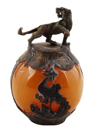 Настольный декор "Тигр" из коллекции "Восточный гороскоп". Металл, чеканка, искусственный камень. Китай, вторая половина XX века
