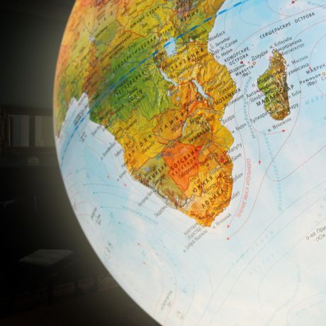 Глобус Глобусный мир, с физической/политической картой мира, с подсветкой, на деревянной подставке, диаметр 25 см