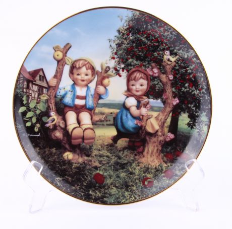 Тарелка Hummel "Яблоня, мальчик и девочка". Фарфор, роспись. Швейцария, 1992год.