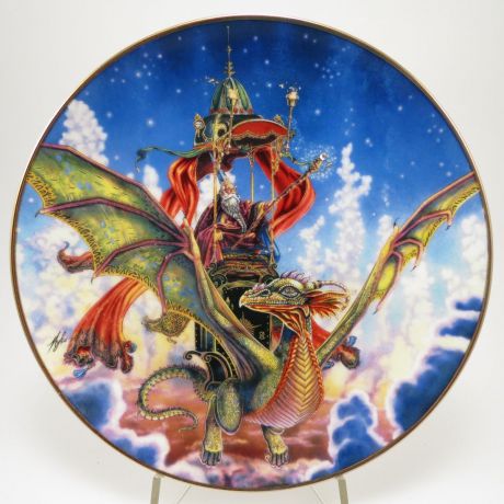 Декоративная тарелка Royal Doulton "Сила магии: Полет дракона". Фарфор, деколь, золочение. Великобритания, Майлз Пинкни. 1990-е гг.