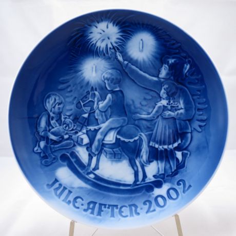 Декоративная коллекционная тарелка "Рождество 2002: Сочельник". Фарфор, деколь, подглазурная ручная роспись. Дания, Bing & Grondahl, 2002