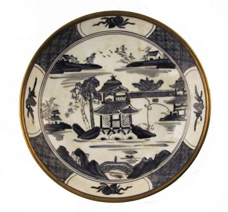 Декоративная тарелка "Пейзаж". Фарфор, металл, роспись. Гонконг, конец ХХ века.