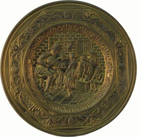 Декоративная настенная тарелка "Трактир". Медь, чеканка. Нидерланды, середина XX века.