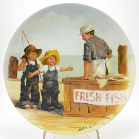 Декоративная тарелка Knowles "Друзья, серия воспоминаний: Истории о рыбалке". Фарфор, деколь. США, Жанна Даунс, 1983
