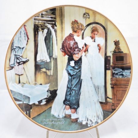 Декоративная коллекционная тарелка "Взросление: Ее первый выход". Фарфор, деколь, золочение. США, Edwin M.Knowles China Company, Норман Роквелл, 1990