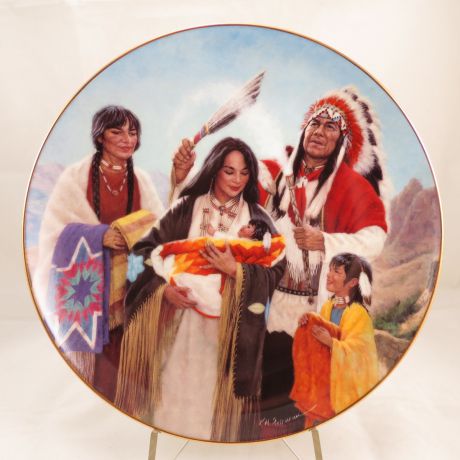 Декоративная тарелка The Hamilton Collection "Гордые индейские семьи: Церемония наречения". Фарфор, деколь, золочение. США, Кеннет Фриман, 1991