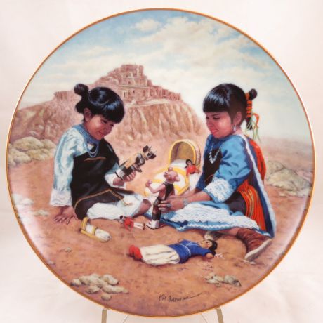 Декоративная тарелка The Hamilton Collection "Гордые индейские семьи: Традиционная игра". Фарфор, деколь, золочение. США, Кеннет Фриман, 1992