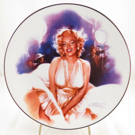 Декоративная тарелка DELPHI "Магия Мерилин: Отличный кадр". Фарфор, деколь, золочение. США, Крис Нотарил, 1993